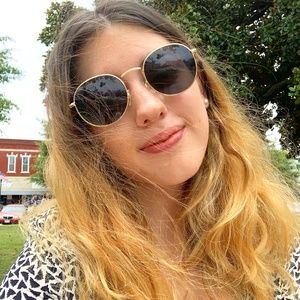 Meet your Posher, Becca